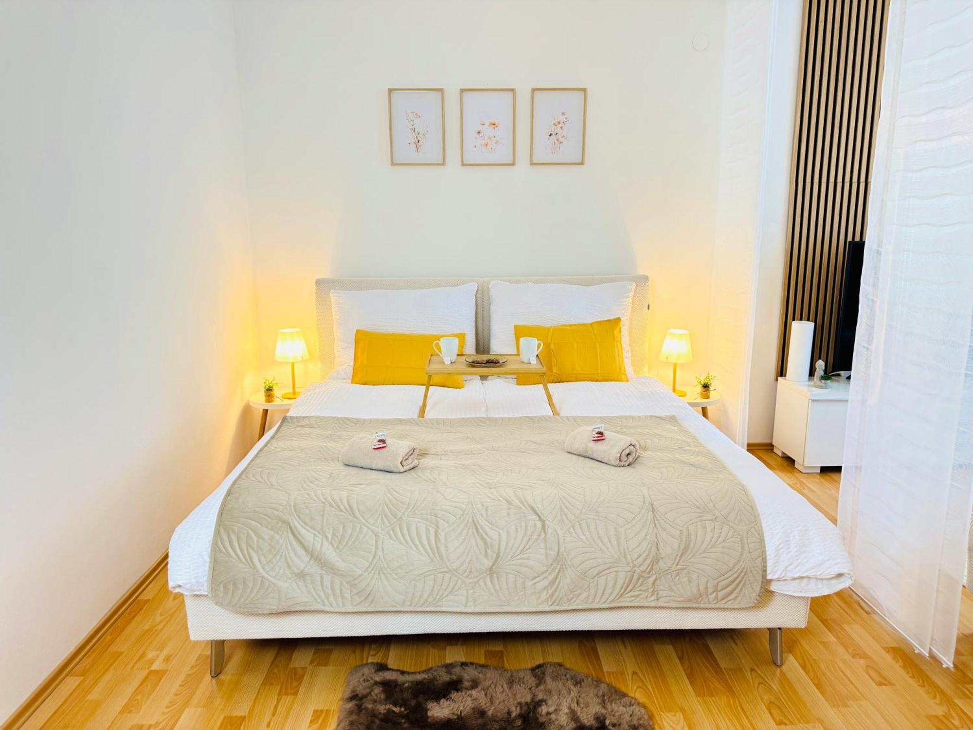 Katy's Cozy Corner Citycenter Apartment *
